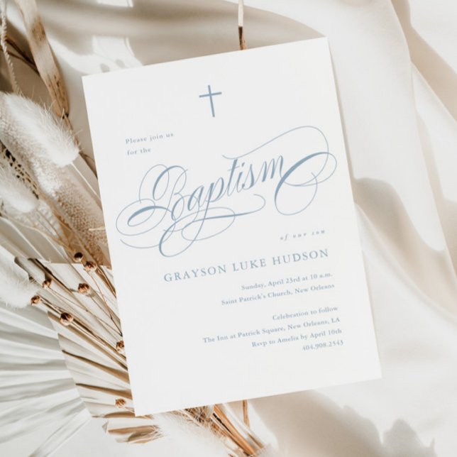 Elegante Script Calligraphy Dusty Blue Boys Taufe Einladung (Elegant Script Dusty Blue Boys Baptism Invitation.)