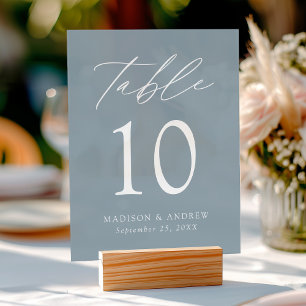 Elegante Script Dusty Blue Wedding Tischnummer Acrylschild