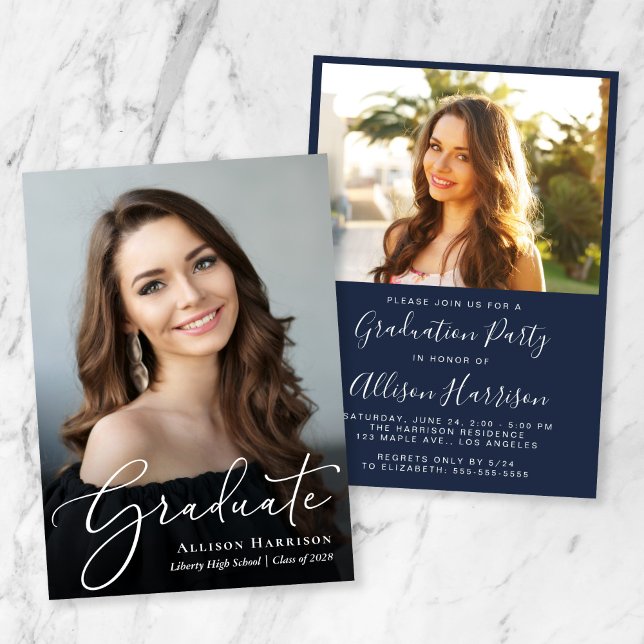 Elegante Script Foto Blue Graduation Party Einladung (An elegant photo graduation party invitation to celebrate the graduate's achievements)