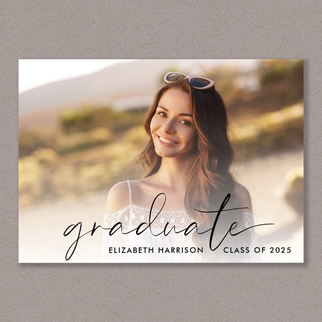 Elegante Script Foto Graduation Party Einladung (Cherish the milestone: share your graduate's achievement with a custom photo graduation invitation)