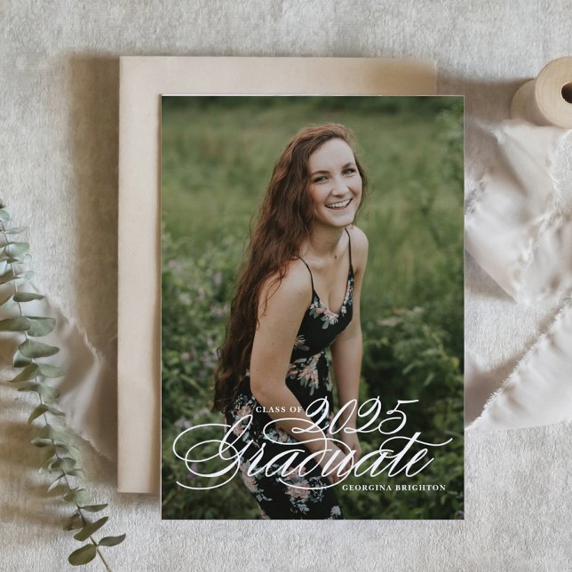 Elegante Script-Klasse des 2025-Foto-Abschlusses Ankündigung (Customizable photo graduation announcement featuring white elegant script. )