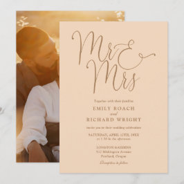 Elegante Script Mr. and Mrs. Foto Soft Peach Weddi Einladung