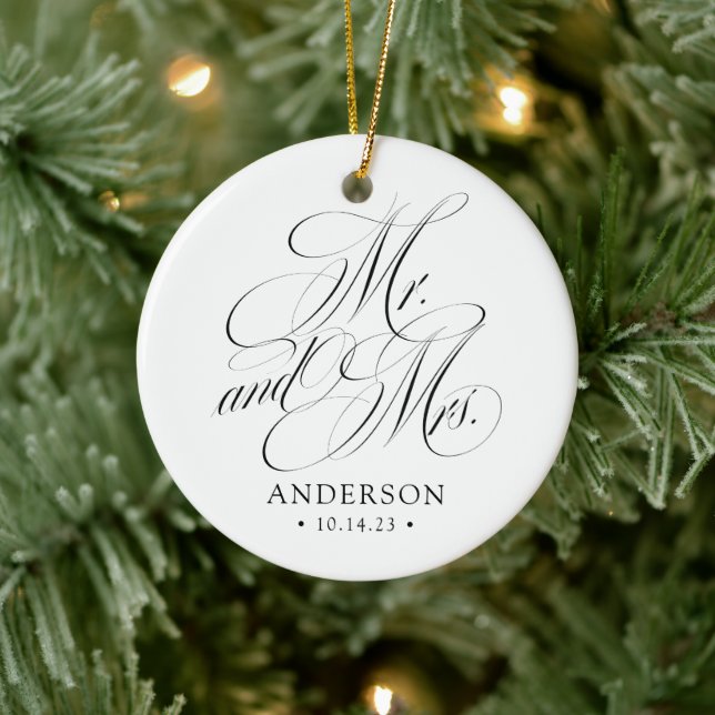 Elegante Script Mr. und Mrs. Newlywed Christmas Keramik Ornament (Baum)