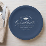 Elegante Script Navy bejubelt den Graduate Pappteller<br><div class="desc">Elegante Abschluss-Papier-Teller mit einer Graduationskappe mit dem Satz "Cheers to the Graduate" in einem weißen Kalligraphieskript auf einem marinen Hintergrund. Personalisieren Sie die modernen Abschluss-Papier-Teller mit dem Namen des Absolventen,  Schulname und Abschluss Jahr. Die einfachen Abschluss-Teller sind ideal für Ihr High School- oder Uni-Abschluss-Party.</div>