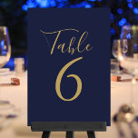 Elegante Script Navy Blue und Gold Tischnummern<br><div class="desc">Diese eleganten marineblauen und goldenen Tischnummern können in schicken Goldbuchstaben personalisiert werden. Entwickelt von Thisisnotme©</div>