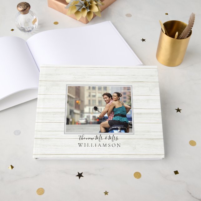 Elegante Script Rustic Wood New Mr. und Mrs. Foto Gästebuch (Vorderseite Offen)