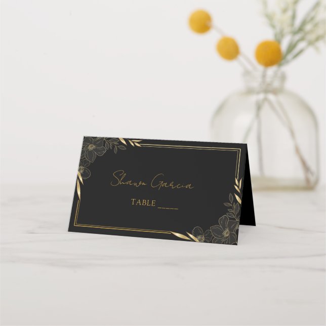 Elegante Script-Schnörkel Black & Gold Wedding Pla Platzkarte (Vorderseite)