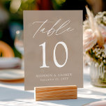 Elegante Script Taupe Wedding Tischnummer Acrylschild<br><div class="desc">Trendy,  minimalistische Hochzeitskarten mit "Tisch" in einem weißen Kalligraphieskript mit einem Tuplexiglas-Hintergrund. Zum Bestellen des Plastikkartenzeichens: Name,  Hochzeitstermin und Tischnummer hinzufügen. Fügen Sie jede Nummer einzeln in Ihren Warenkorb und Karo,  wenn Sie fertig sind.</div>