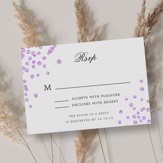 Elegante Script Wedding RSVP Lila Confetti Karte (Elegant Script Wedding RSVP Purple Confetti )