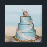 Elegante Sea Muschel Hochzeitstorte Magnet<br><div class="desc">Seashell Hochzeitskuchen Design - Muschelkuchen auf einem Sandstrand mit Aquarell Ozean im Hintergrund. Ideal für Hochzeiten in Urlaubsort am Strand oder in den tropischen Inseln ... Gefallen, Geschenke und vieles mehr. Seashell Hochzeitskuchen entworfen von<_http3a_ _www.confectionarydesigns.com22_="">Confectionary Designs für den größeren NY/NJ Bereich. Zeigen Sie Ihre Einladungen stilvoll! Wir Liebe von Sonderbestellungen!</_http3a_>...</div>