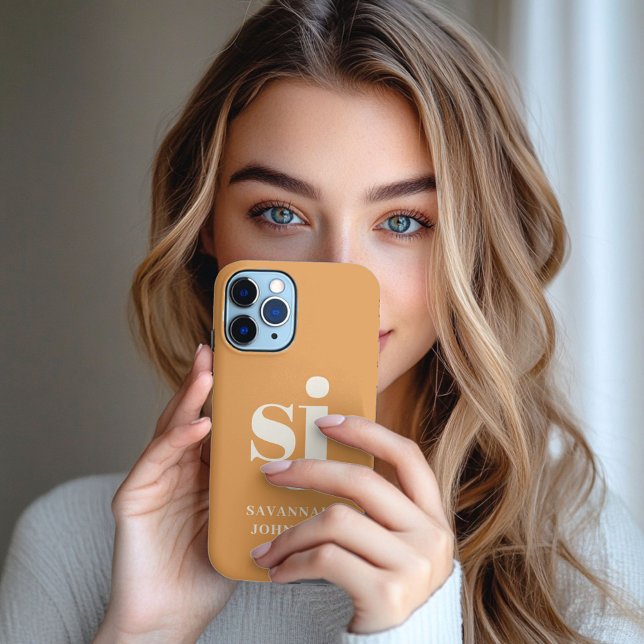 Elegante Senf-Monogramm-Initialen iPhone Hülle (Von Creator hochgeladen)