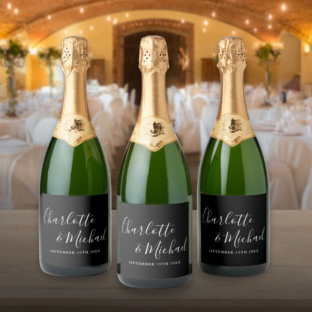 Elegante Signatur-Script Schwarz-Weiß-Hochzeit (Elegant Signature Script Black And White Wedding Sparkling Wine Label)