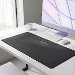 Elegante Signature Script Monogram Black Schreibtischunterlage<br><div class="desc">Auf dem Desk Mat finden Sie das Schriftart Duo moderner Kalligraphie und eleganten Serif-Schriftart.</div>