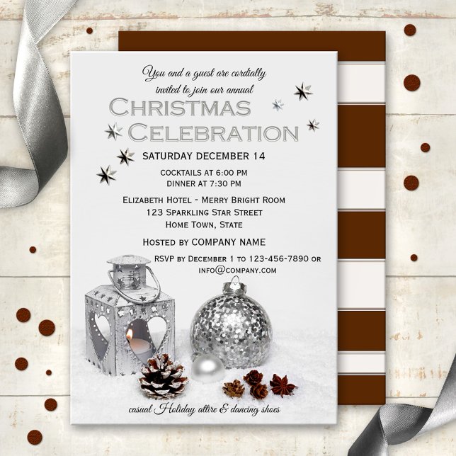 Elegante Silver Company Weihnachten Party Einladun Einladung (Christmas Holiday invitation featuring a silver lantern and Christmas ball with pine cone on snow)