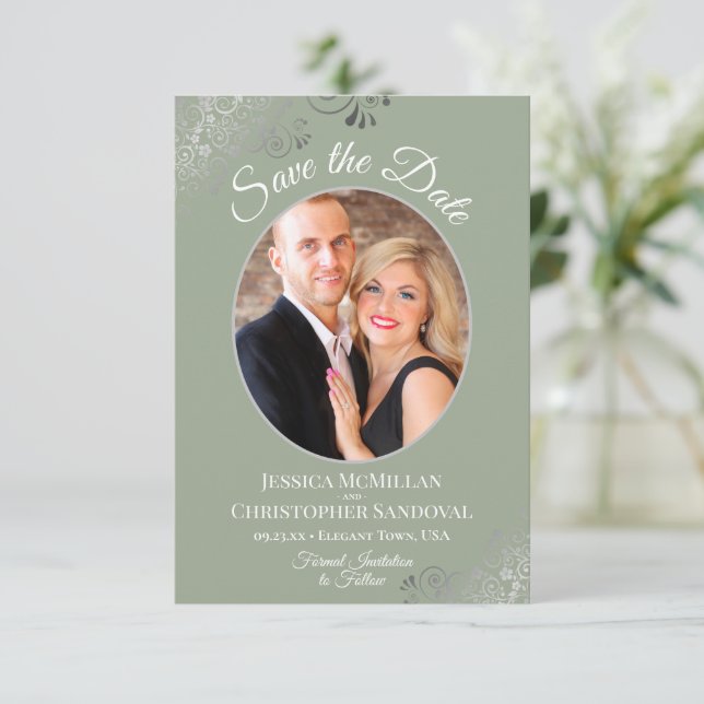 Elegante Silver Curls & Foto auf Sage Green Weddin Save The Date (Stehend Vorderseite)