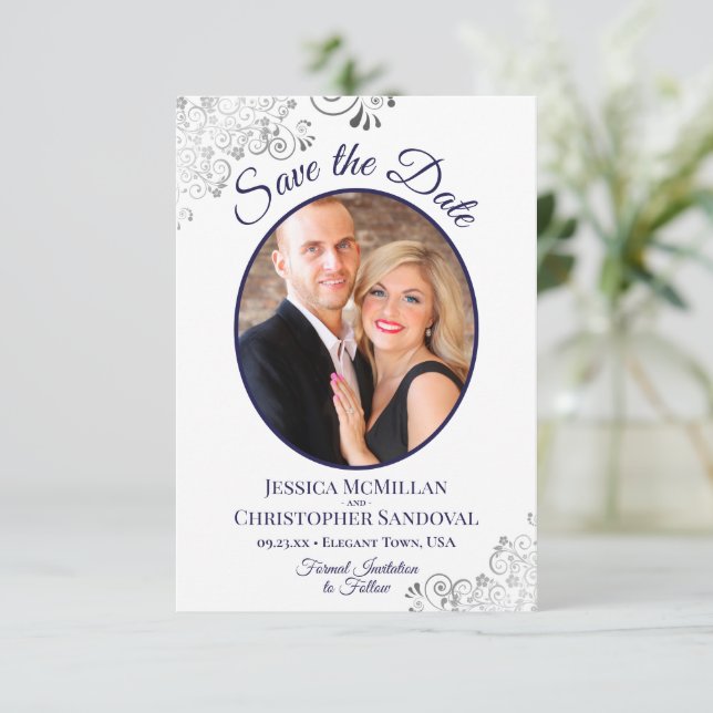 Elegante Silver Curls Navy Blue Foto White Wedding Save The Date (Stehend Vorderseite)