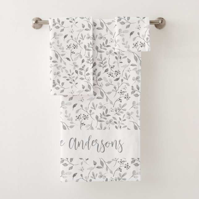 Elegante Silver Leafy Print auf White Family Name Badhandtuch Set (Insitu)