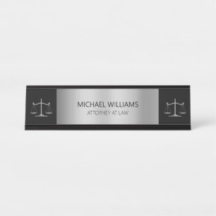 Elegante Silver Scales of Justice Typografy Lawyer Schreibtischnamensplakette
