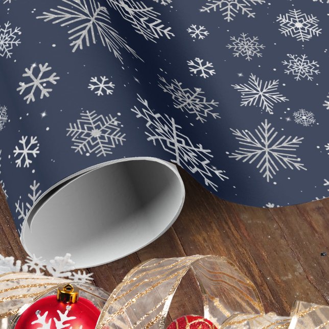 Elegante Silver Snowflakes on Night Blue Christmas Geschenkpapier (Wrap the magic of the season with our elegant dark blue paper and shimmering silver snowflakes.)