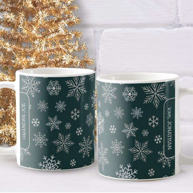 Elegante Silver Snowflakes Weihnachtsname Kaffeetasse (Make someone's holiday brighter with this delightful silver snowflakes Christmas mug.)
