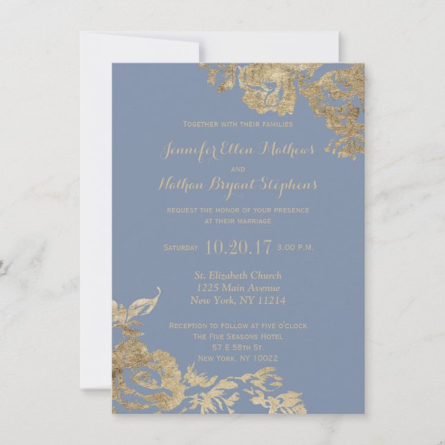 Elegante Simple Gold Dusty Blue Floral Wedding Einladung (Vorderseite)