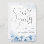 Elegante Skripte dusty Blue Blumenüberraschung Geb Einladung<br><div class="desc">Moderne schicke Imitate silberne "Überraschungs-Party"-Drehbuch,  trendig staubblaue Aquarell Blumendesign,  elegant und stilvoll,  große Überraschung Erwachsenen Geburtstagseinladung für jedes Alter.</div>