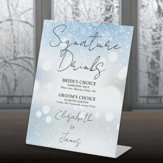 Elegante Skriptsignatur Drinks Winterschneeflocken Sockelschild (Elegant Script Signature Drinks Winter Snowflakes Pedestal Sign)