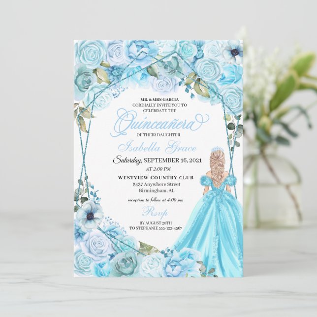 Elegante Sky Blue Floral Quinceanera Einladung (Stehend Vorderseite)
