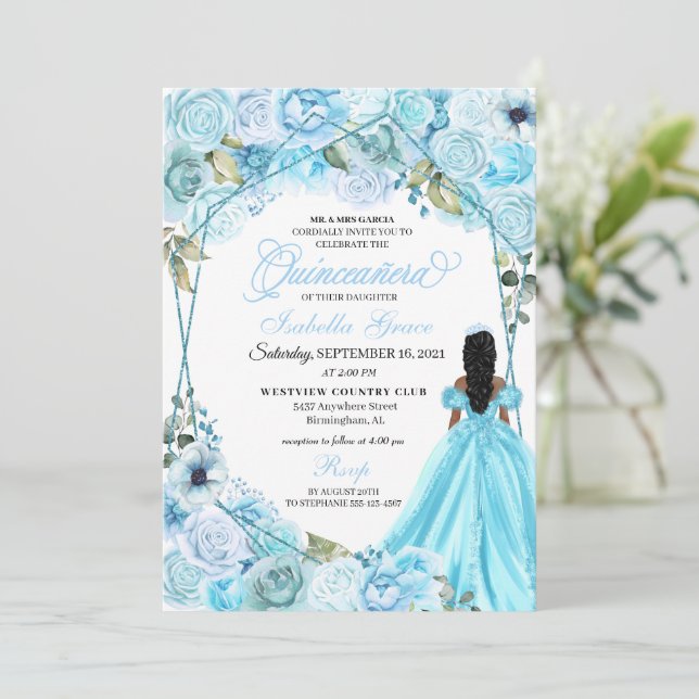 Elegante Sky Blue Floral Quinceanera Einladung (Stehend Vorderseite)
