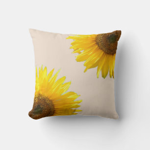 Elegante Sonnenblumen auf champagner-beigem Hinter Kissen