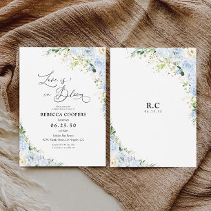 Elegante staubblaue Blumen-Hochzeitseinladung Einladung