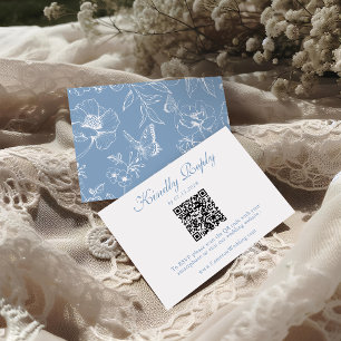 Elegante staubblaue Blumige QR-Code-Hochzeit RSVP  Karte