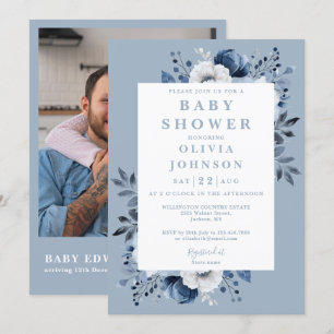 Elegante staubblaue florale Foto-QR-Baby-Party Einladung