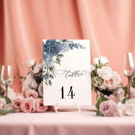 Elegante staubblaue florale Hochzeitstischkarte Tischnummer