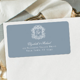 Elegante staubblaue Monogramm-Wappen-Hochzeitsansc Adressaufkleber