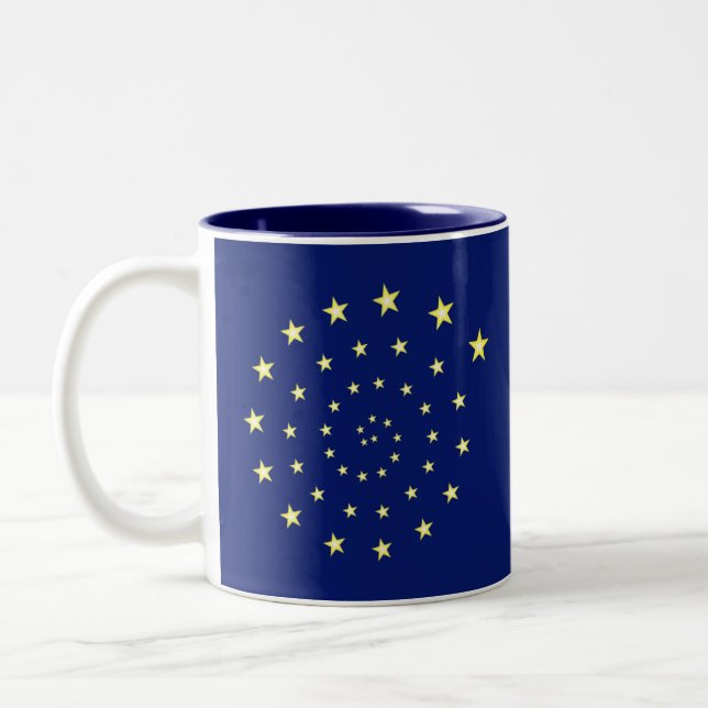 Elegante Sterne Spiral auf Navy Blue & Monogram Zweifarbige Tasse (Links)