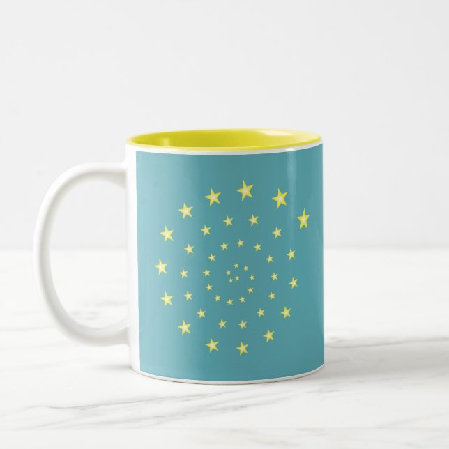 Elegante Sterne Spirale auf Aquamarin & Monogramm Zweifarbige Tasse (Links)