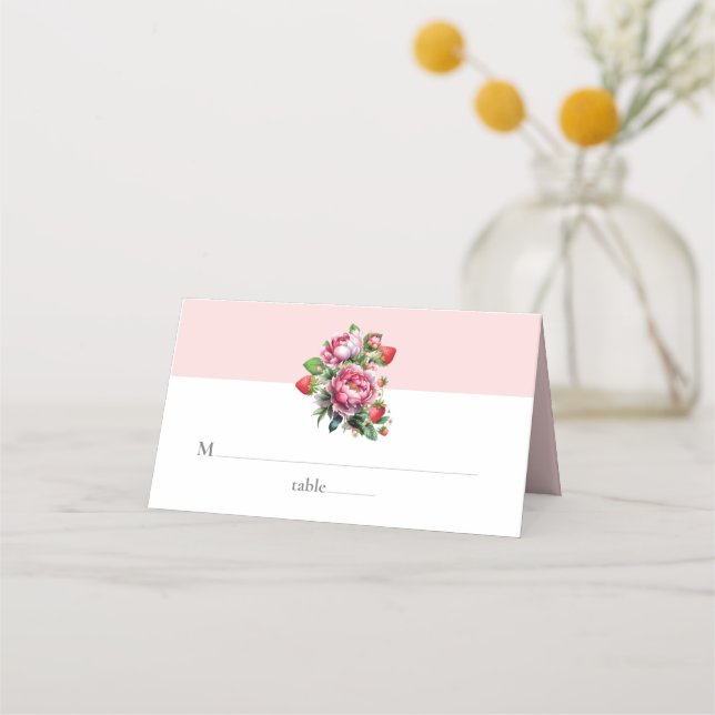 Elegante Strawberry und Peonies Wedding Platzkarte (Vorderseite)