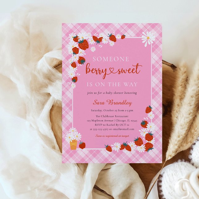 Elegante Summer Daisy Berry Sweet Baby Shower Einladung (Someone berry sweet is on the way Summer Daisy and Strawberry with a Pink Plaid Pattern background)