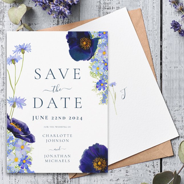 Elegante Summer Floral Blue Wedding rettet das Dat Save The Date (Modern wildflower blue floral wedding save the date invitation with stylish typography script )
