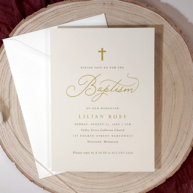 Elegante Taufe Beige Champagne Script Cross Einladung (Light beige baptism invitation with gold cross and script—timeless and personalized.)