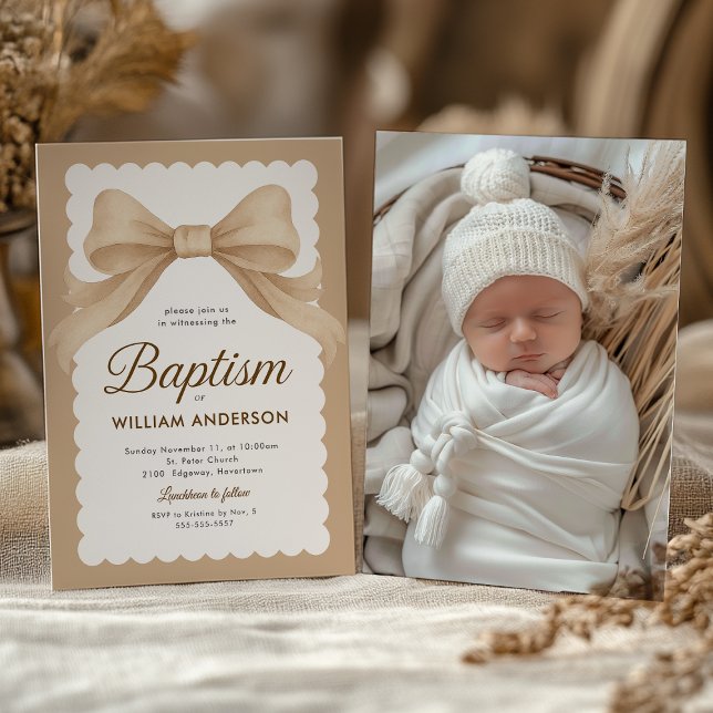 Elegante Taufe Einladung mit Beige Bow und Cros (Baptism invitation with beige bow and knit cap, soft neutral tones for a serene look.)