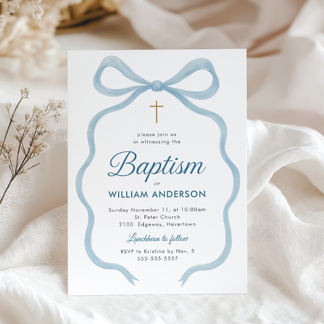 Elegante Taufe Einladung mit Blue Bow und Cross (Classic Baptism invitation with blue bow and cross on soft fabric backdrop.)