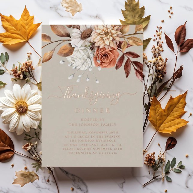 Elegante Taupe Fall Flora Erntedank Dinner Gold Folieneinladung (Elegant Taupe Fall Floral Thanksgiving Dinner Gold Foil Invitation)