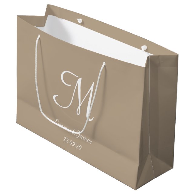 Elegante Taupe & White Monogram Name Wedding Party Große Geschenktüte (Vorderseite Schrägansicht)