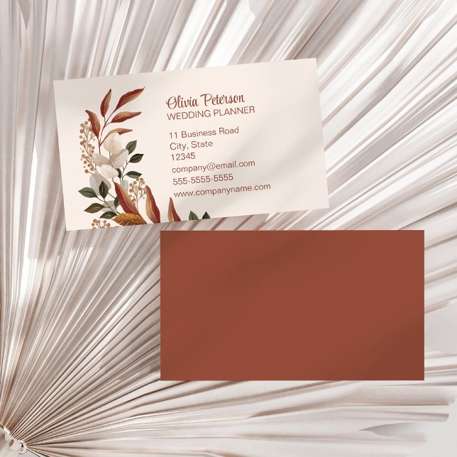 Elegante Terracotta Floral Wedding Planner Visitenkarte (Elegant Terracotta Floral Wedding Planner Business Card on a sunny white dry palm leaf.)
