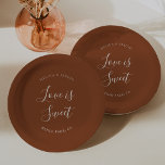 Elegante Terracotta Minimalistisch Calligraphy Wed Pappteller<br><div class="desc">Diese eleganten Terracotta minimalistischen kalligraphischen Hochzeitspapier Teller sind perfekt für eine rustikale Hochzeit. Das Design besticht durch einen schönen kalligraphischen Schriftart in dunklem Hintergrund.</div>