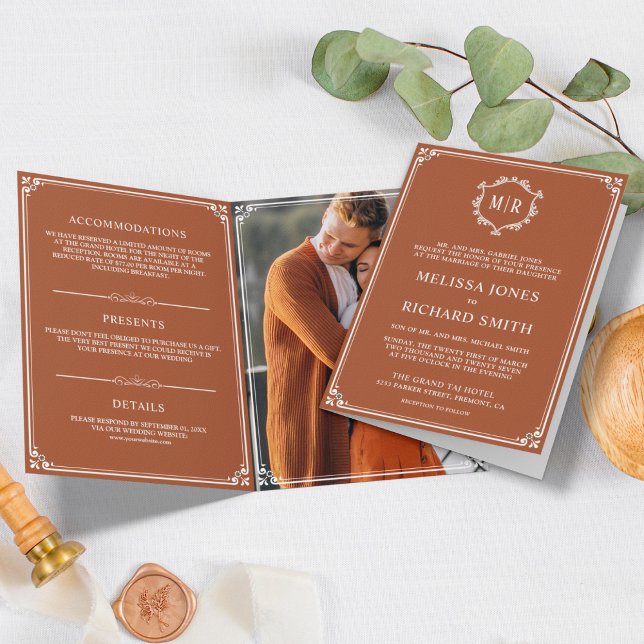 Elegante Terracotta und White Monogram Wedding Einladung (Von Creator hochgeladen)
