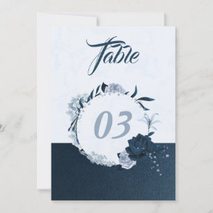 Elegante Tischnummer mit blauen Blumen