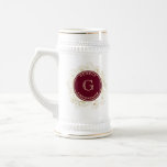 Elegante Trauzeugen Beer Stein Bierglas<br><div class="desc">Lassen Sie sich von unserem modernen,  Vintag inspirierten Trauzeuge Ber Stein in luxuriösen Gold- und Bordeaux-Tönen verzaubern. Personalisiert mit einem Monogramm ist es das perfekte Hochzeitsgeschenk für Ihren angesehenen Trauzeuge,  das Eleganz und Funktionalität für unvergessliche Momente verbindet.</div>